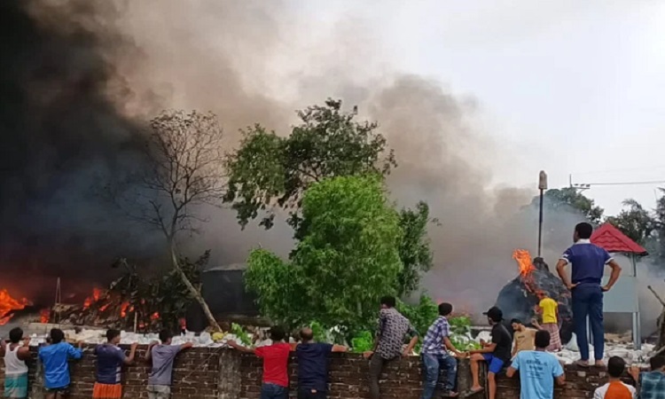 গাজীপুরে কারখানায় আগুন দিল শ্রমিকরা