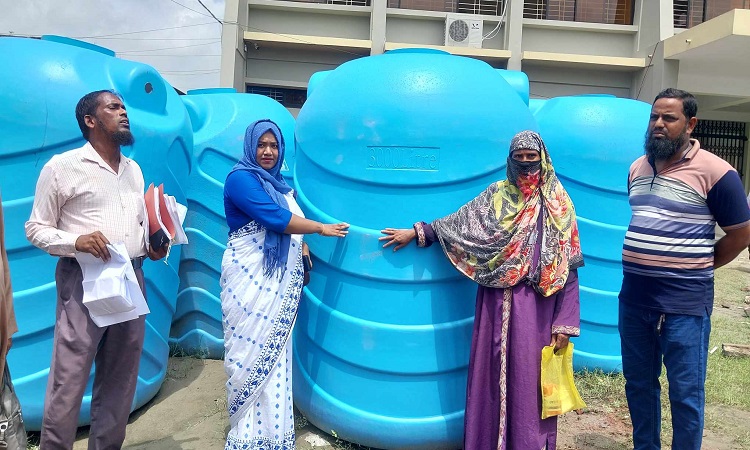 মোংলায় উপকূলবাসীর মাঝে পানির ট্যাংক বিতরণ