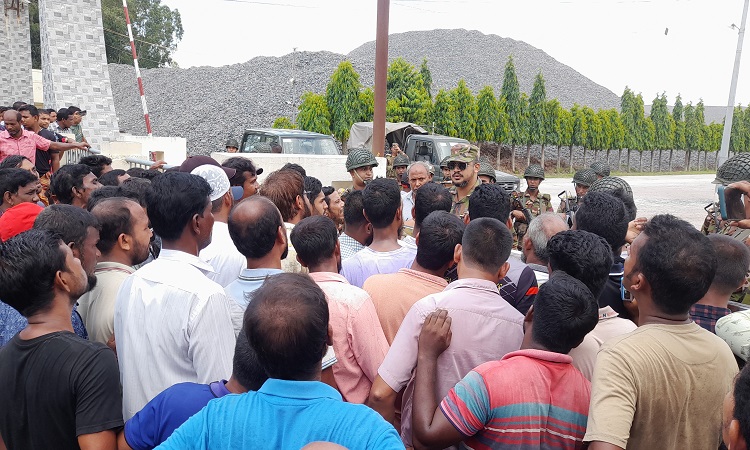 মধ্যপাড়া খনির উৎপাদন বন্ধের প্রতিবাদে বিক্ষোভ