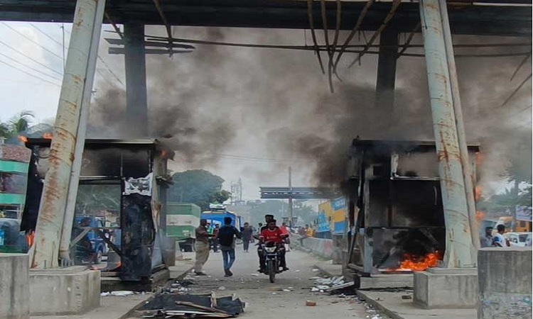 পুড়িয়ে দেওয়া হল শহীদ রফিক সেতুর টোলবক্স