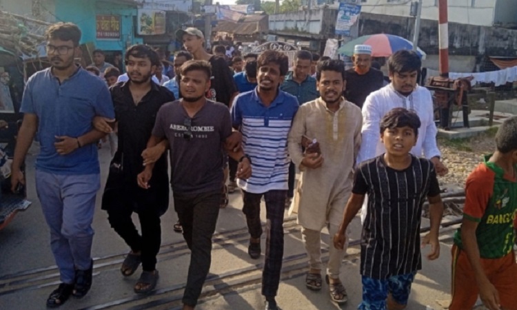 আখাউড়ায় শিক্ষকের লাশ নিয়ে বিক্ষোভ