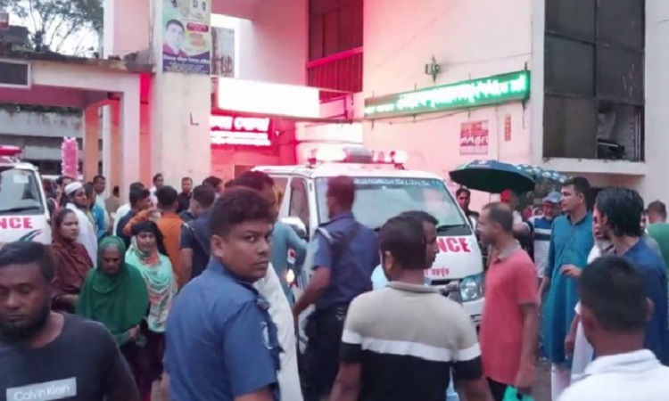 গোপালগঞ্জে বিএনপি ও স্থানীয় জনতার মধ্যে সংঘর্ষ