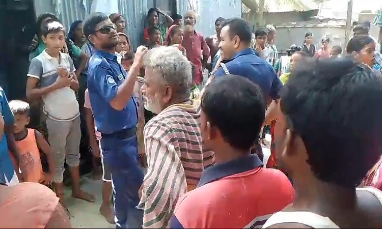 পুলিশের উপস্থিতিতে মামলার বাদীপক্ষকে মারধরের অভিযোগ