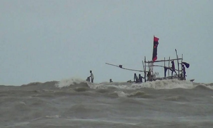 সাতটি মাছ ধরার ট্রলারডুবি, নিখোঁজ ৩০ জেলে