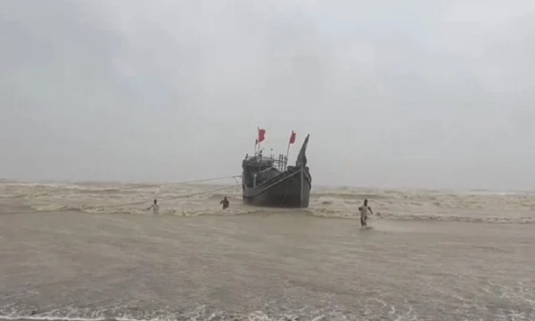 কক্সবাজারে ট্রলারডুবির ঘটনায় দুই জেলের মরদেহ উদ্ধার