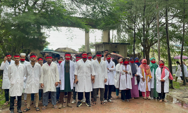 উপাধ্যক্ষসহ ৩ শিক্ষকের পদত্যাগের দাবিতে শিক্ষার্থীদের মৌন মিছিল