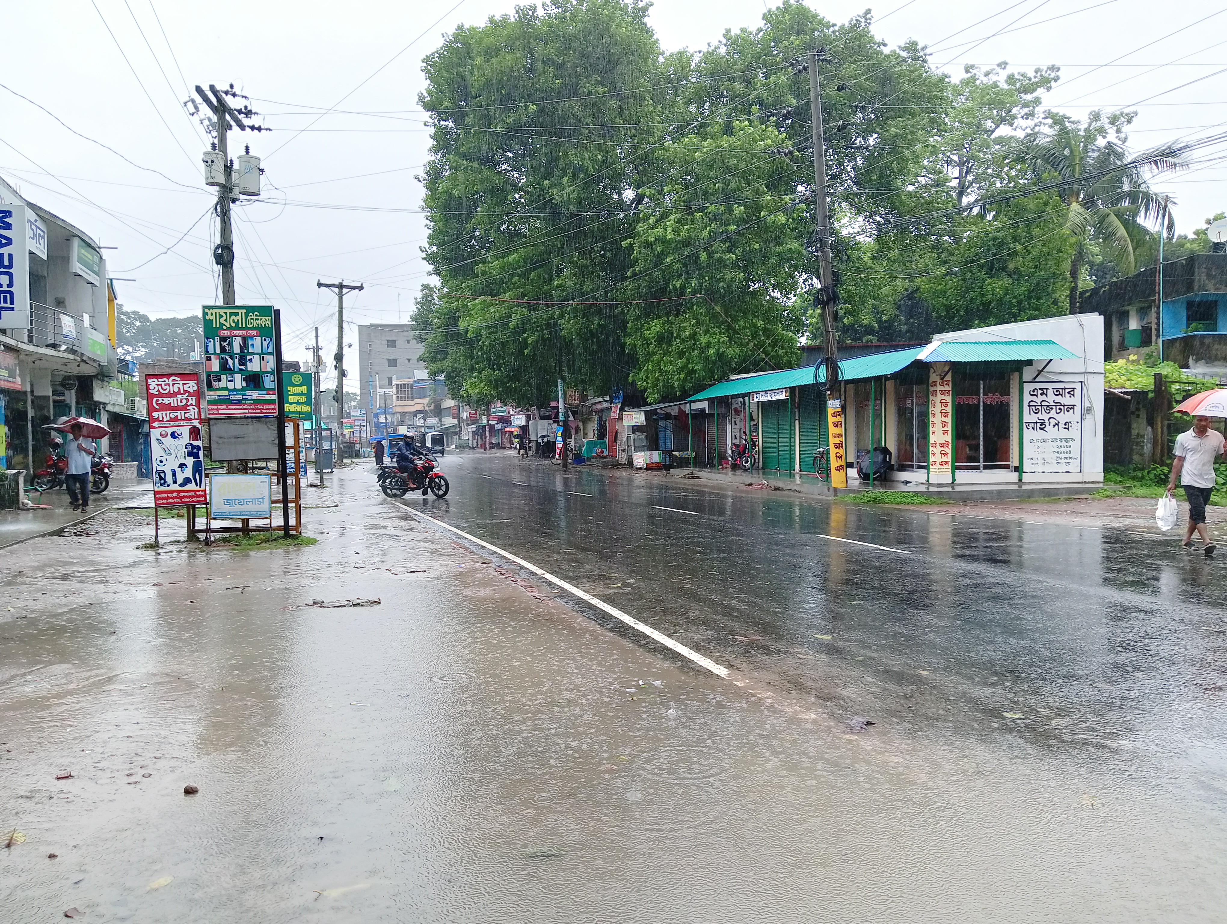 বৃষ্টি আর ঝড়ো বাতাসে স্থবির চুয়াডাঙ্গাবাসীর জনজীবন