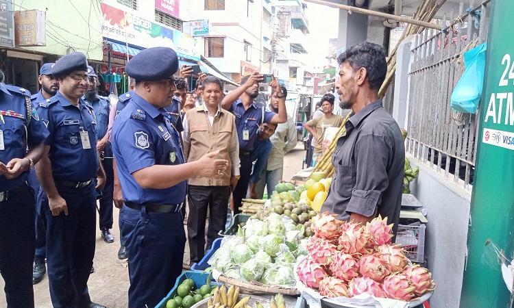 খাগড়াছড়িতে নবাগত পুলিশ সুপারের বাজার পরিদর্শন