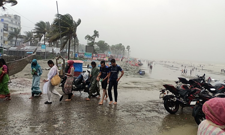 উত্তাল সমুদ্র উপভোগে পর্যটকরা, মানছে না নির্দেশনা