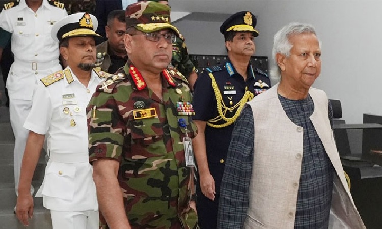 সেনাসদর পরিদর্শন করলেন প্রধান উপদেষ্টা