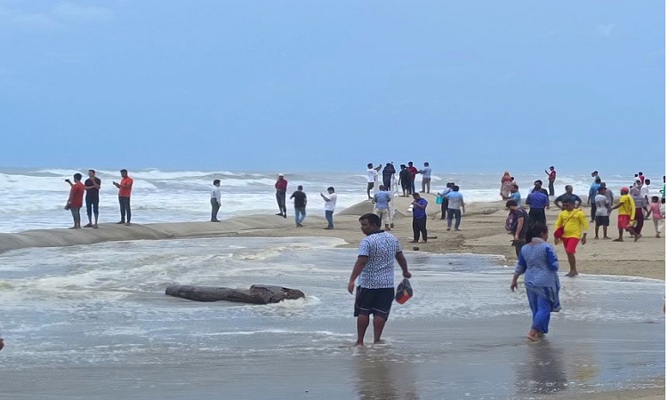 নিম্নচাপের প্রভাব নেই, কুয়াকাটায় পর্যটকের উচ্ছ্বসিত সমাগম