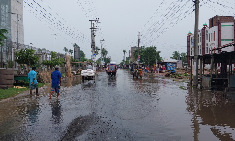 ভারী বৃষ্টিতে পাবনা শহরে জলাবদ্ধতা