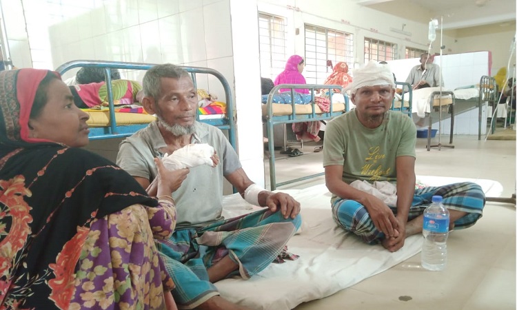তুচ্ছ ঘটনা নিয়ে মারামারি, শিক্ষকসহ ৩ জন হাসপাতালে