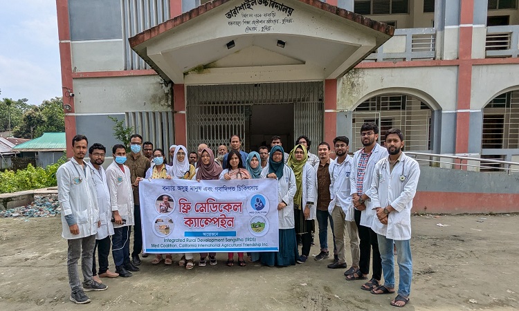 বন্যায় অসুস্থ মানুষ ও গবাদিপশুর চিকিৎসায় ফ্রি মেডিকেল ক্যাম্পেইন