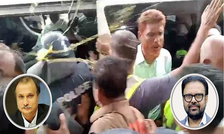 মোজাম্মেল বাবু ও শ্যামল দত্তকে থানা চত্বরে ডিম নিক্ষেপ