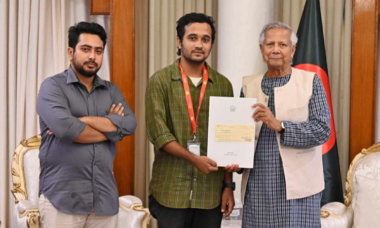জুলাই শহীদ স্মৃতি ফাউন্ডেশনে ১০০ কোটি টাকা অনুদান দিলেন প্রধান উপদেষ্টা