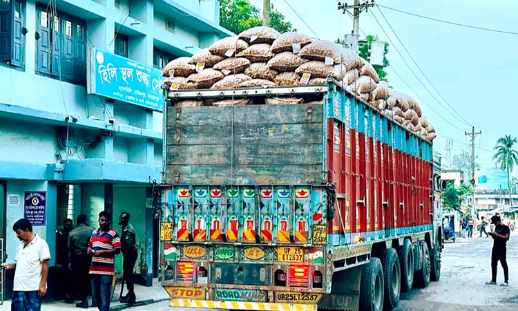 হিলি স্থলবন্দর দিয়ে নতুন শুল্কায়নের পেঁয়াজ আমদানি শুরু