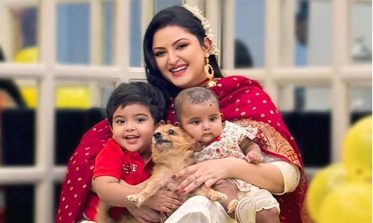 দুই সন্তান কোলে বিচ্ছেদের উদ্‌যাপনে পরীমণি