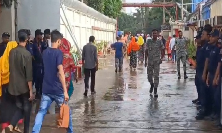 কাজে ফিরেছেন আশুলিয়ার পোশাককর্মীরা