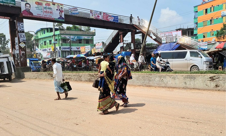 সিংড়ায় ফুটওভার ব্রিজ ব্যবহারে অনীহা, ঝুঁকি নিয়ে রাস্তা পারাপার