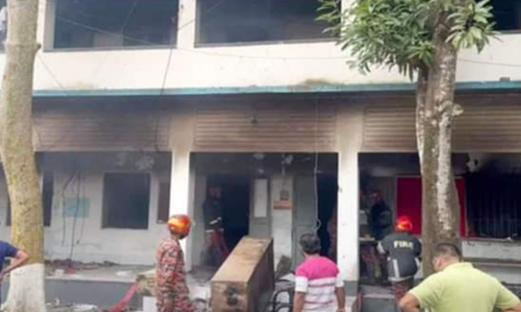 ফেনীর ছাগলনাইয়া থানায় লুট ও অগ্নিসংযোগের ঘটনায় মামলা