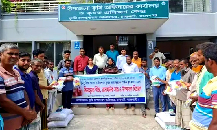 রাজশাহীতে কৃষকদের মাঝে বিনামূল্যে বীজ ও উপকরণ বিতরণ