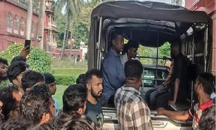 ঢাবিতে পিটিয়ে যুবক হত্যা, ৩ শিক্ষার্থী আটক