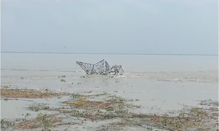 পদ্মা নদীতে জাতীয় গ্রীডের একটি বিদ্যুতের টাওয়ার বিলীন