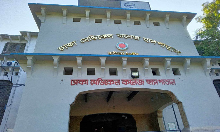 বনানীতে কাভার্ডভ‍্যন-ট্রাকের মুখোমুখি সংঘর্ষে ট্রাক চালকের মৃত্যু