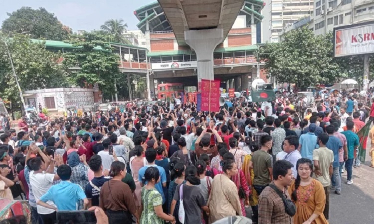 খাগড়াছড়িতে সংঘাত: শাহবাগ মোড় অবরোধ করে বিক্ষোভ