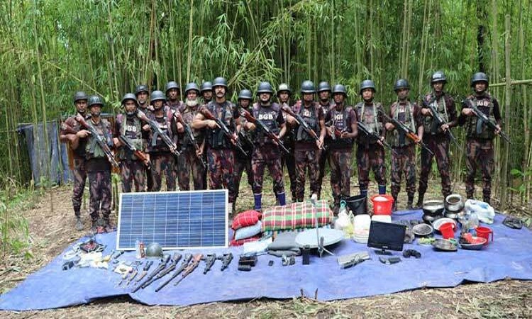 বান্দরবানে বিজিবির অভিযান: অস্ত্র-ড্রোনসহ প্রযুক্তি সরঞ্জাম উদ্ধার
