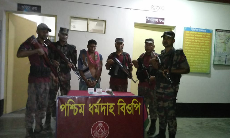 দৌলতপুর সীমান্তে পিস্তল ও হেরোইনসহ মাদককারবারি আটক