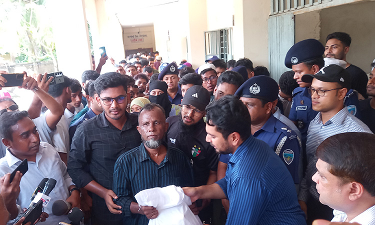 ফ্যাসিস্টদের বিচার বাংলার মাটিতে হবে: উপদেষ্টা নাহিদ