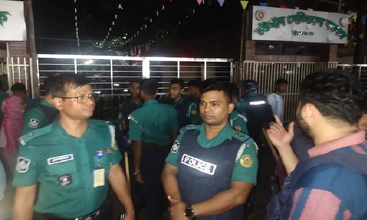 ‘সমন্বয়ক’ পরিচয়ে কনসার্ট দেখার চেষ্টা, ভাঙচুর ও ইটপাটকেল নিক্ষেপ