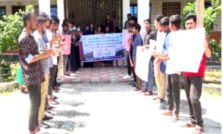 গোপালগঞ্জ মৎস্য ইনস্টিটিউট শিক্ষার্থীদের তালা ঝুলিয়ে বিক্ষোভ