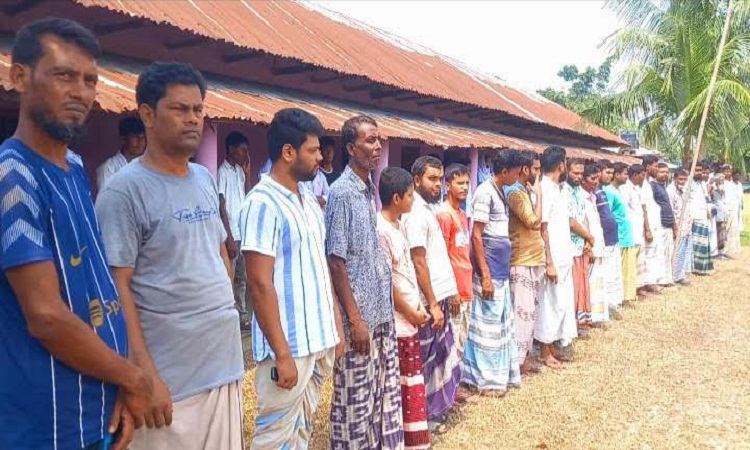 কৃষ্ণপুর উচ্চ বিদ্যালয়ের প্রধান শিক্ষকের অর্থ আত্মসাতের অভিযোগে মানববন্ধন