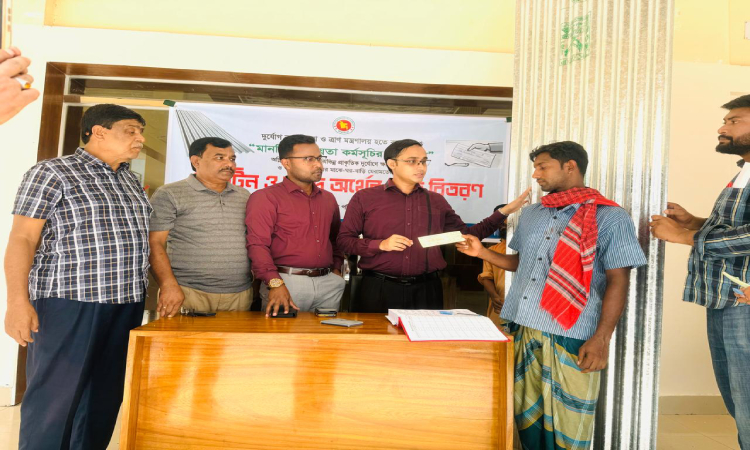 পাংশায় ঢেউটিন ও অর্থের চেক বিতরণ