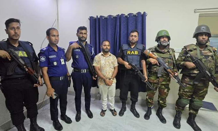 কক্সবাজারে যৌথ বাহিনীর পৃথক অভিযানে গ্রেফতার ৩