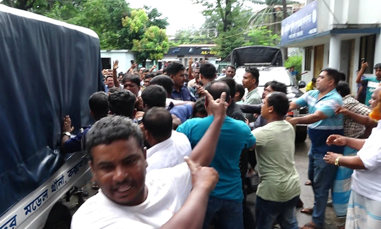 কক্সবাজারে থানা থেকে গ্রেফতারকৃত চেয়ারম্যানকে ছিনিয়ে নেওয়ার চেষ্টা