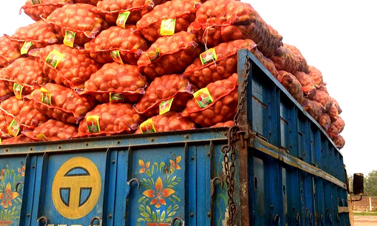 আড়াই মাস বন্ধ থাকার পর হিলি স্থলবন্দর দিয়ে আলু আমদানি শুরু