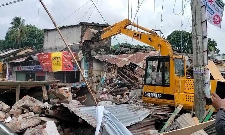 গোমস্তাপুরে রেলের জায়গার অবৈধ স্থাপনা উচ্ছেদ