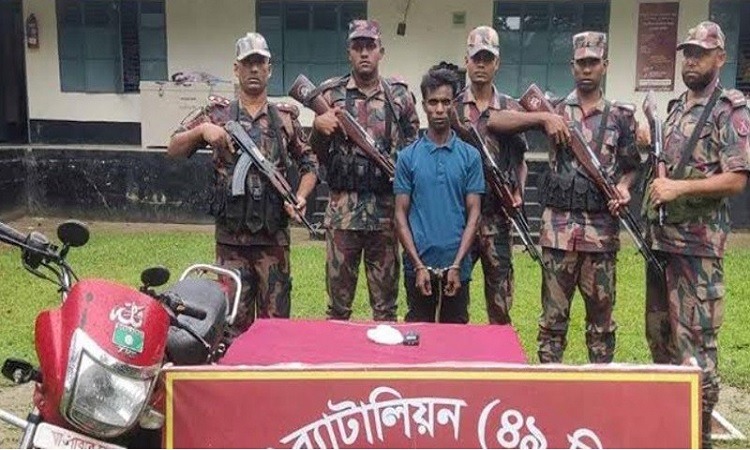 যশোরে বিপুল পরিমাণ মাদকসহ চোরাই পণ্য উদ্ধার, আটক ১