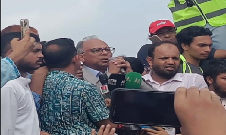 দেশে ফিরলেন আমার দেশ সম্পাদক মাহমুদুর রহমান