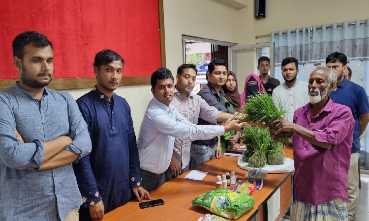 লক্ষ্মীপুরে ১০০ কৃষককে বিনামূল্যে বীজধান দিলেন বাকৃবি শিক্ষার্থীরা