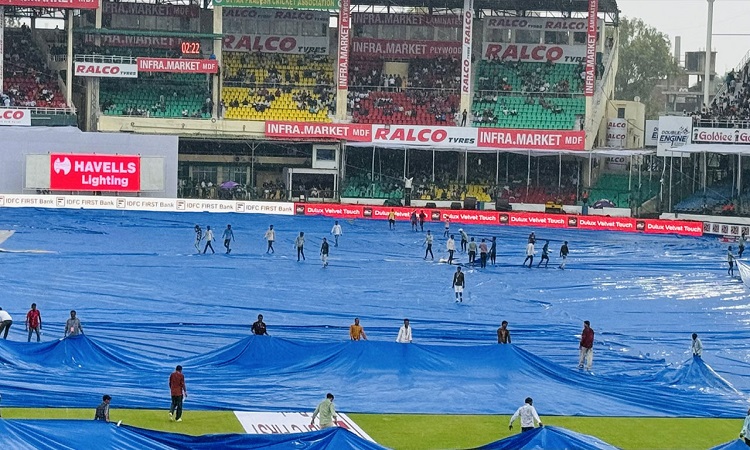 কানপুর টেস্টে দ্বিতীয় দিনেও পেছাল খেলা