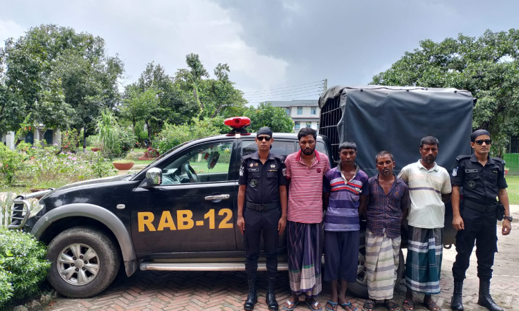 দৌলতপুরে গাঁজা ও ফেনসিডিলসহ আটক ৪