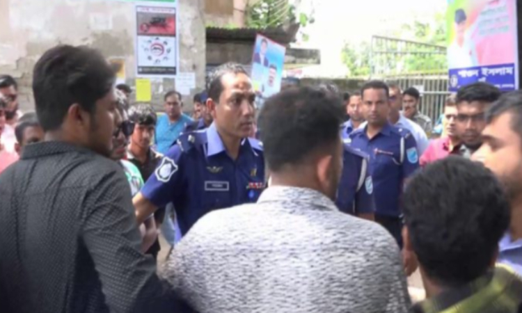 গোপালগঞ্জে শেখ হাসিনার জন্মদিনে ছাত্রলীগের শোভাযাত্রায় পুলিশের বাঁধা