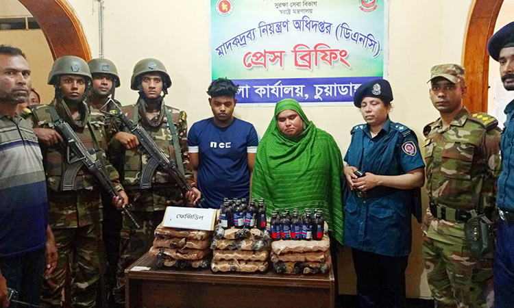 যৌথবাহিনীর অভিযানে ফেন্সিডিলসহ জামাই-শাশুড়ি আটক