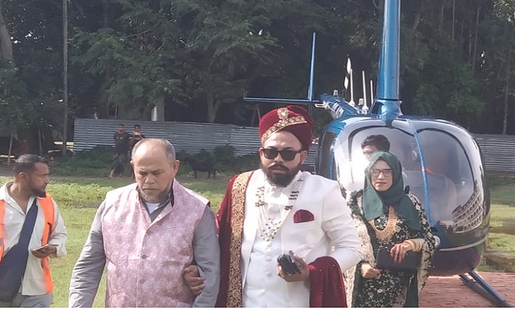 মায়ের স্বপ্নপূরণ করতে হেলিকপ্টার নিয়ে কনের বাড়িতে বর