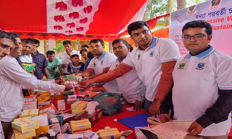 বাকৃবির পিএইচডি শিক্ষার্থীদের উদ্যোগে ৫'শ খামারীকে পশুচিকিৎসা ও খাদ্য সহায়তা